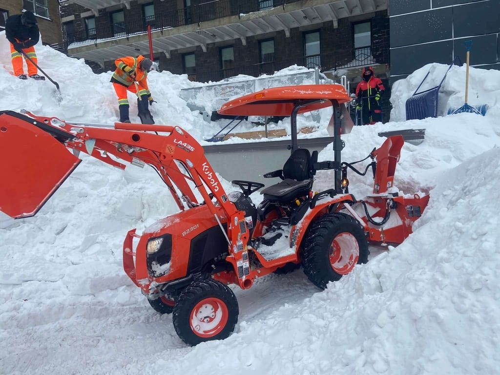 déneigement de toiture commercial Brillot-Net