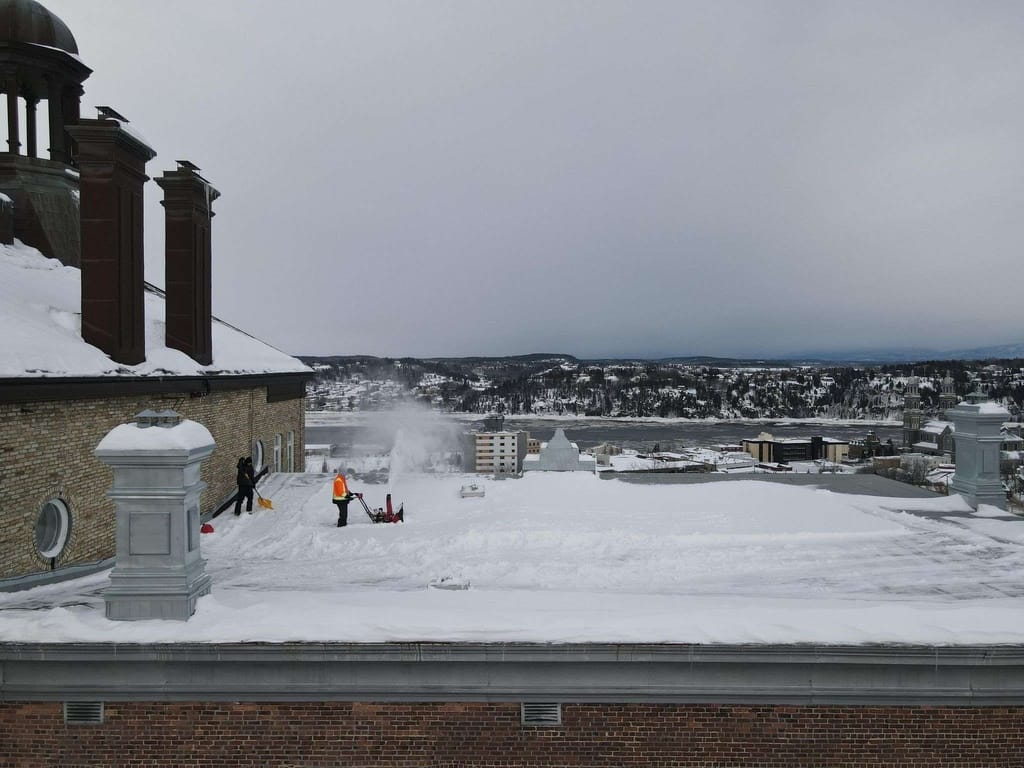 déneigement de toiture institutionnel Brillo-Net